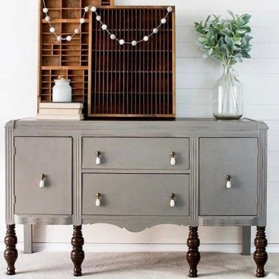 Something undeniable about Chalk Paint® is its versatility. The  bluebird_boutiqueatelier in Pola…
