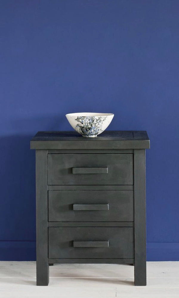 Something undeniable about Chalk Paint® is its versatility. The  bluebird_boutiqueatelier in Pola…